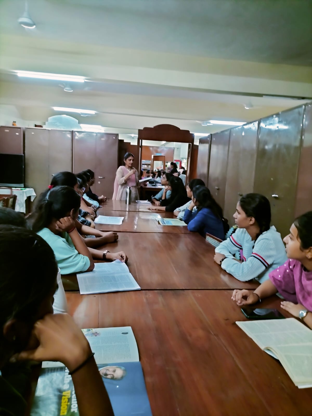 Librarian providingTips on how to consult Books2 